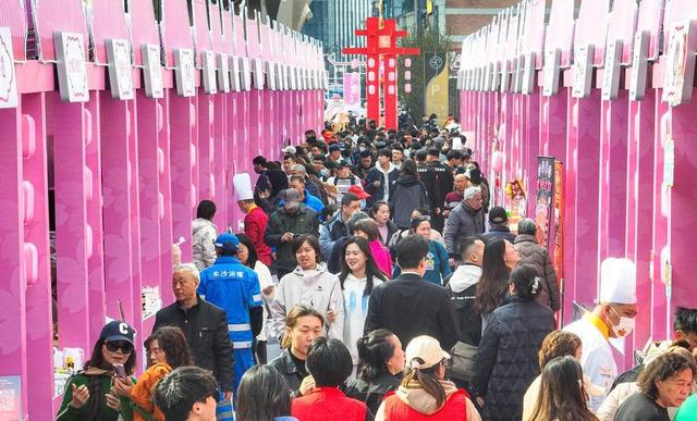 3月17日,人们在2025年“中华美食荟”现场选购美食。新华社 图